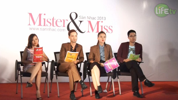  	Ngoài ra, giám khảo vòng casting còn có Mr Sàn Nhạc 2009 – đạo diễn trẻ Đinh Tuấn Vũ, nhà báo Minh Thư (ngoài cùng bên trái).