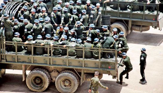 	Các binh sĩ của lực lượng quân cảnh lên xe tải sau khi tham gia cuộc diễn tập chống bạo loạn ở sân vận động Olympic.