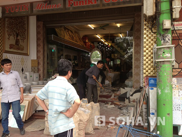 
	Vụ tai nạn khiến nhiều vận dụng của cửa hàng bị hư hại 