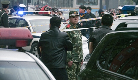 	Cảnh sát đứng bảo vệ hiện trường một vụ bảo loạn ở Tân Cương.