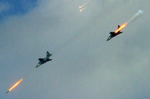 
	Máy bay tiêm kích Su-25SM phô diễn hỏa lực.