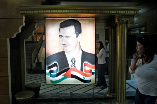 Bức chân dung của Tổng thống Syria Bashar al-Assad trước tòa nhà đài truyền hình quốc gia Syria.
