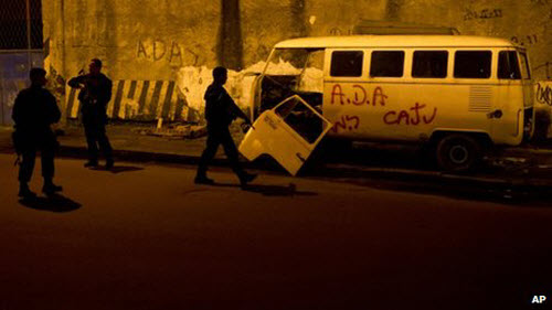 
	Cảnh sát truy quét tội phạm ma tuy tại một khu ổ chuột ở Rio de Janeiro
