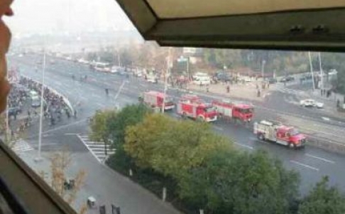 Xe cứu hỏa được điều tới hiện trường vụ đánh bom.