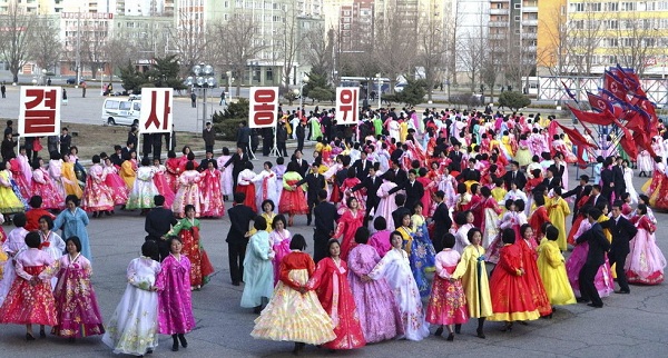 
	Người dân Triều Tiên tụ tập múa hát tại Đài tưởng niệm Kim Jong Il ở Bình Nhưỡng.