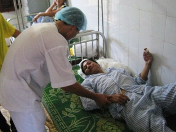 
	Anh Quang, nạn nhân may mắn sống sót đang được các bác sỹ điều trị tại bệnh viện Hà Trung