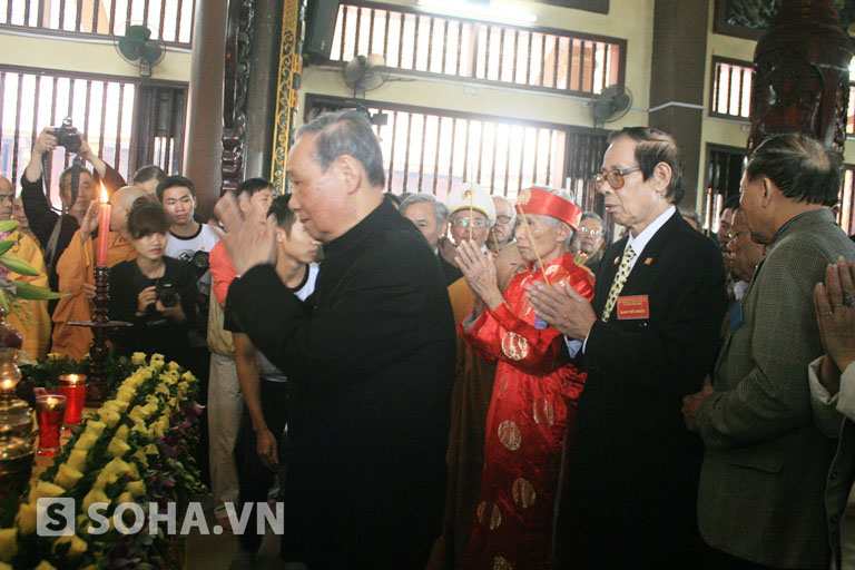  	Ông Vũ Oanh, nguyên Ủy viên Bộ chính trị cũng có mặt trong lễ cầu siêu