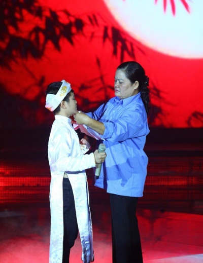 	Quang Anh và mẹ trên sân khấu The Voice Kids.