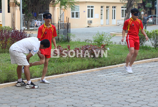 Học sinh trường Nguyễn Đình Chiểu tập luyện chuẩn bị nghênh chiến Arsenal