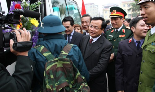 Đống chí Phạm Quang Nghị, Bí thư Thành ủy Hà Nội đến thăm và dặn dò những tân binh Thủ đô lên đường phát huy tinh thần Tuổi trẻ Thủ đô