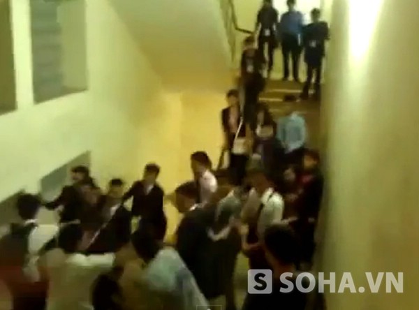 
	Hàng chục nhân viên công ty Thiên Ngọc Minh Uy đã hành hung nhóm sinh viên (Ảnh cắt ra từ clip)