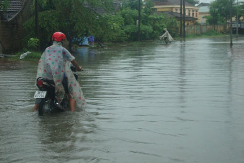 	Nhiều tuyến đường tại Hà Tĩnh ngập sâu trong nước do mưa lớn (Nguồn: Infonet)