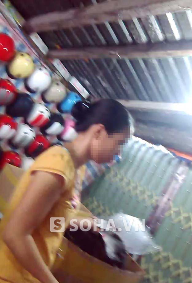 Một chủ cửa hàng trên đường Chùa Bộc (Hà Nội) lấy chiếc mũ giá 40 nghìn trong thùng caton theo hình thức bán chui, để giới thiệu với khách