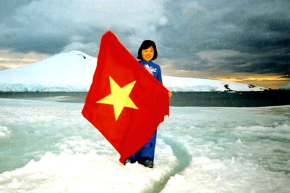  	Chị Hoàng Thị Minh Hồng là người phụ nữ Việt Nam đầu tiên đặt chân và cắm Quốc kỳ Việt Nam tại Nam Cực