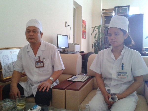 
	Ông Lê Tiến Toàn, Giám đốc bệnh viện ĐK TP.Thanh Hóa (trái) và chị Võ Anh Tú (phải) 