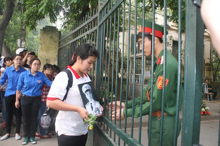 	Mang di ảnh tới nhà Đại tướng.