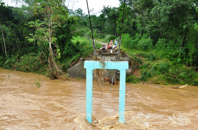 
	Cầu treo Tân Long Trung bị nước lũ cuốn trôi 2 nhịp nên thôn Tân Long Trung xã Ba Động vẫn đang bị cô lập