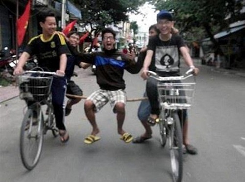 
	5 anh em trên hai chiếc xe đạp