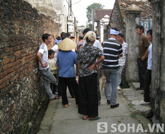 Người dân thôn Chấn Long 2 tụ tập bên ngoài căn nhà bàn tán xôn xao về cái chết bất thường của người phụ nữ độc thân.