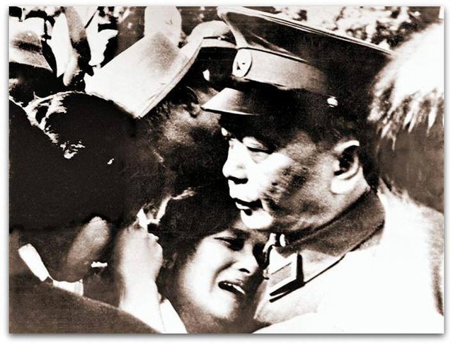  	Bức ảnh quý: Đại tướng an ủi người dân trong Quốc tang Hồ Chủ tịch. 