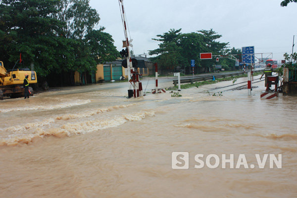 	Đoạn đường sắt chạy qua thị xã Hoàng Mai (Nghệ An) bị ngập nặng