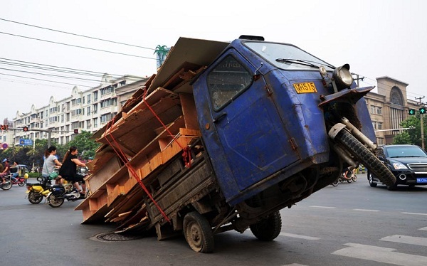 	Một chiếc chở hàng của Trung Quốc 'bốc đầu' vì chở quá tải.