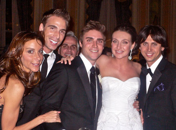 	Anna kết hôn với nhà sản xuất phim Peter Schafer (giữa) vào năm 2010
