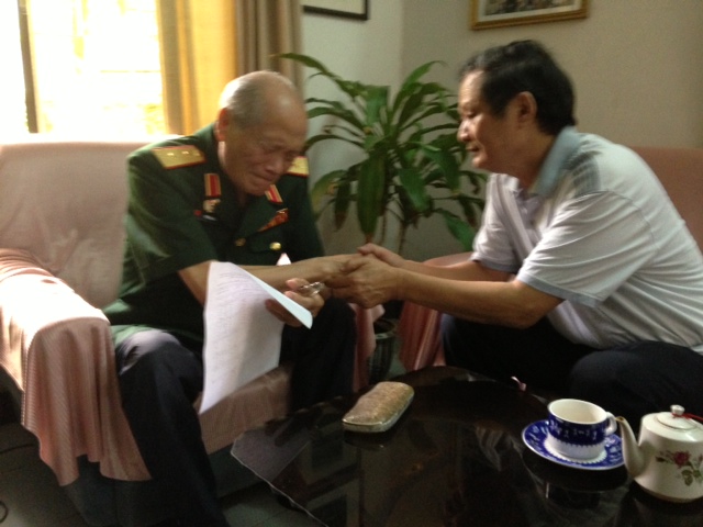 
	Trung tướng Phạm Hồng Cư và nhạc sĩ An Thuyên. Ảnh: Chinhphu.vn