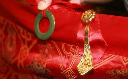 	Các chi tiết trang trí bằng vàng và ngọc trên chiếc áo cà sa nổi tiếng của trụ trì Thiếu Lâm Tự