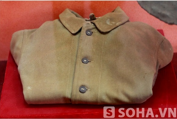 Chiếc áo khoác này là một chiến lợi phẩm thu được của địch, Đại tướng Võ Nguyên Giáp đã sử dụng và sai đó trao lại cho một đội viên đội Tuyên truyền Việt Nam giải phóng quân.