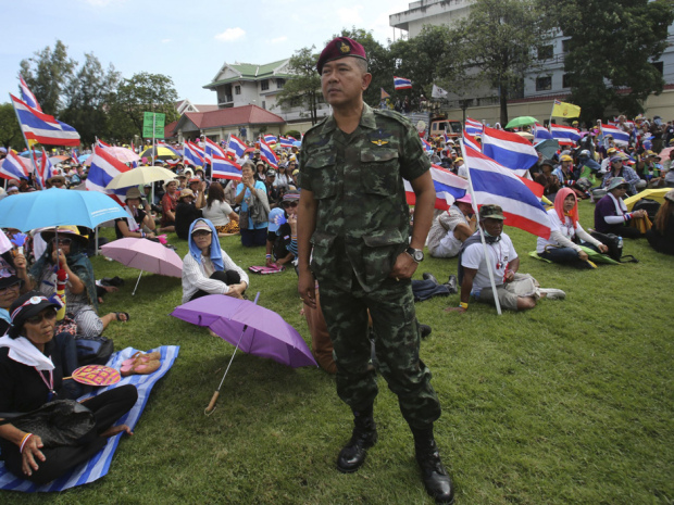  	Một binh sĩ Thái đứng trước đám đông biểu tình ở thủ đô Bangkok