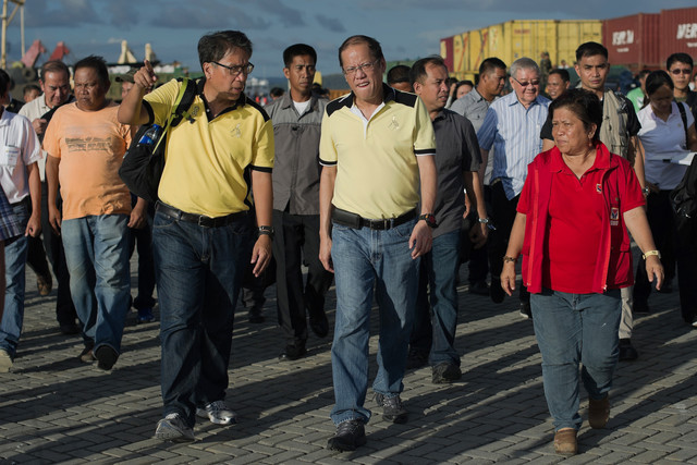 
	Tổng thống Philippines thăm một căn cứ quân sự ở Tacloban, nơi chứa hàng cứu trợ cho người dân. 