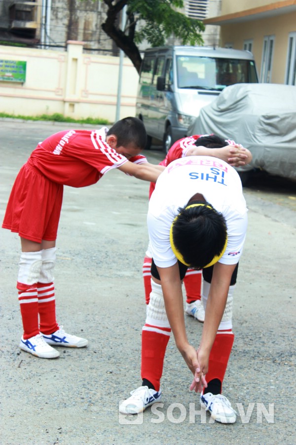 	Trước giờ thi đấu, các cầu thủ đội học sinh khiếm thị Trường Nguyễn Đình Chiểu được khởi động, tập luyện kỹ càng.