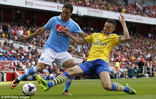 Arsenal hút chết trước Napoli trong trận mở màn Emirates Cup