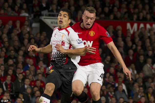  	Những biểu cảm vô cùng ấn tượng trên khuôn mặt của Suarez và Phil Jones