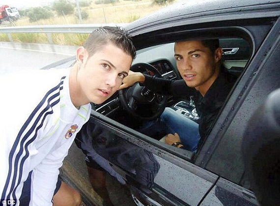 
	Ronaldo và fan trẻ trông giống nhau như hai anh em