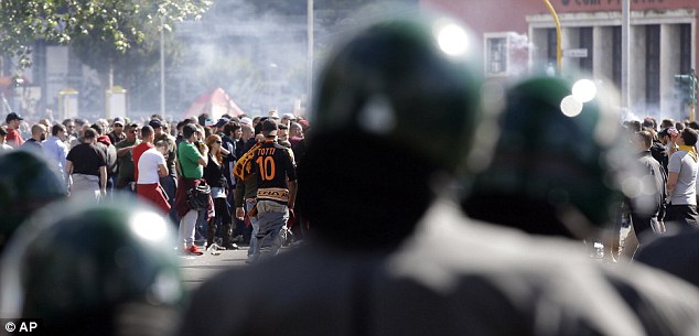 
	Hàng ngàn cảnh sát đã được huy động để bảo vệ an ninh cho trận derby thành Rome