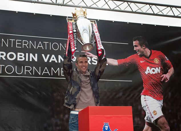
	Van Persie nâng cao chiếc cúp vô địch Premier League ở quê nhà 