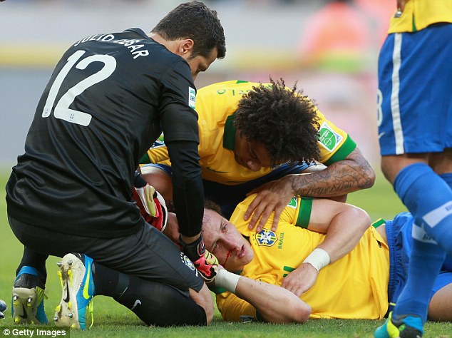 David Luiz “hiến” máu cho chiến thắng của Brazil
