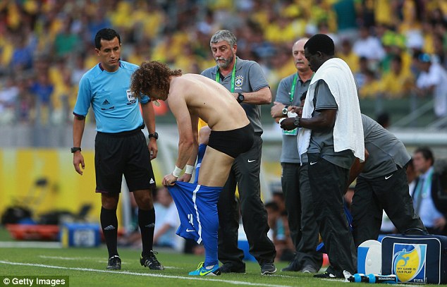 David Luiz “hiến” máu cho chiến thắng của Brazil