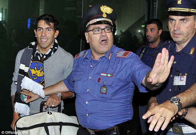 	Nhân viên an ninh hộ tống Carlos Tevez ra đến cửa sân bay