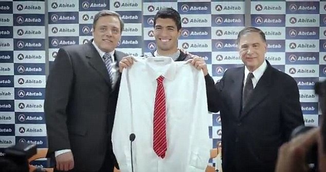 Bỏ nghiệp cầu thủ, Suarez đi làm nhân viên bàn giấy