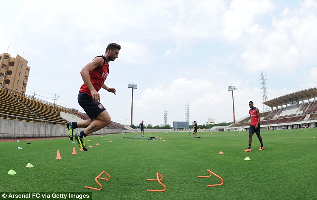 Arsenal mệt “phờ ria”, há hốc mồm trên sân Nhật Bản