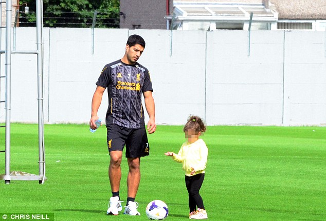 	Suarez đang phải tập riêng và bên cạnh anh là cô con gái Delfina 