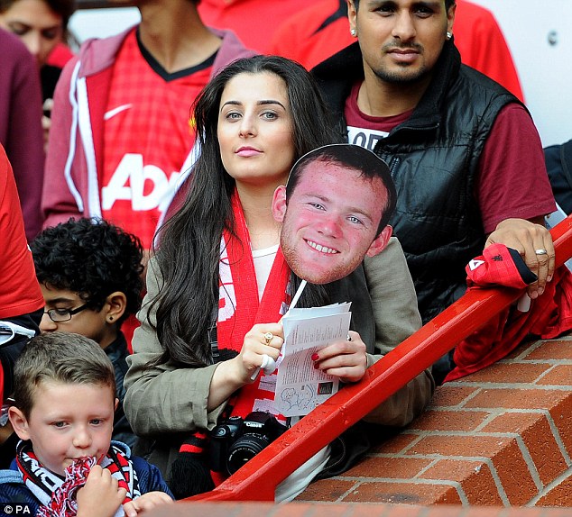 
	Một fan nữ của Man United cầm mặt nạ Rooney xuất hiện trên sân Old Trafford trong trận đấu rạng sáng nay