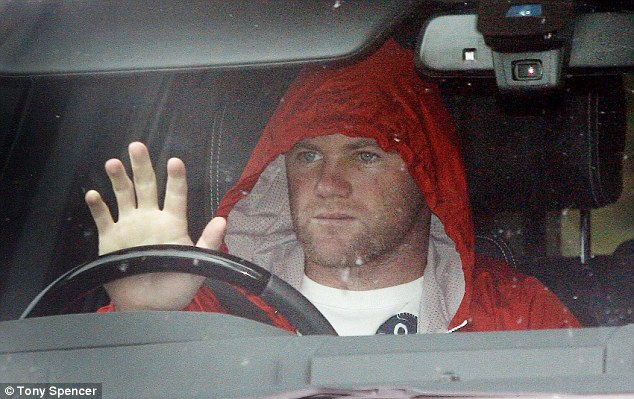 
	Rooney đã xuất hiện với chiếc mũ chùm kín đầu để không ai nhìn thấy vết thương của mình