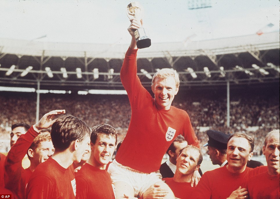 	Huyền thoại Bobby Moore luôn tâm niệm rằng mình phải là người mặc quần cuối cùng trong phòng thay đồ