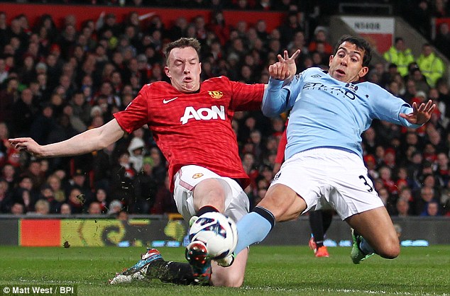 Suarez và Phil Jones: Hai khuôn mặt 