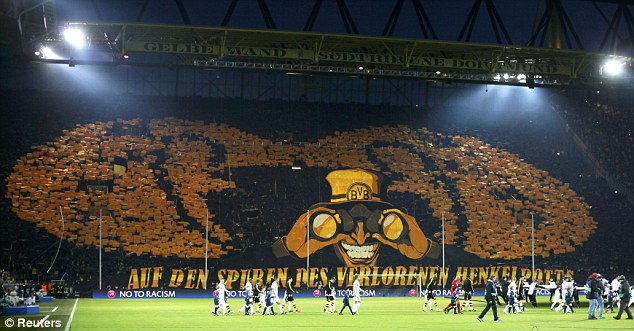 CĐV Dortmund mang tranh ảnh hù dọa Malaga