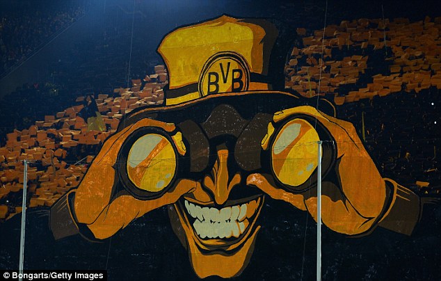 CĐV Dortmund mang tranh ảnh hù dọa Malaga